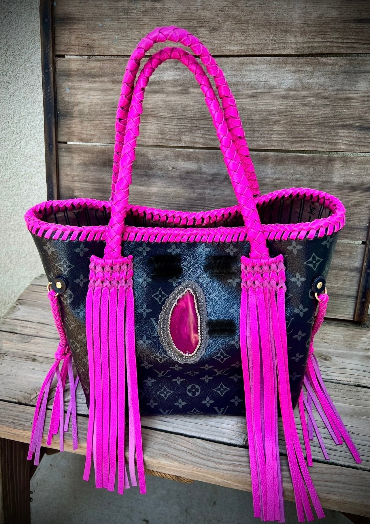 Black mono w/hot pink
