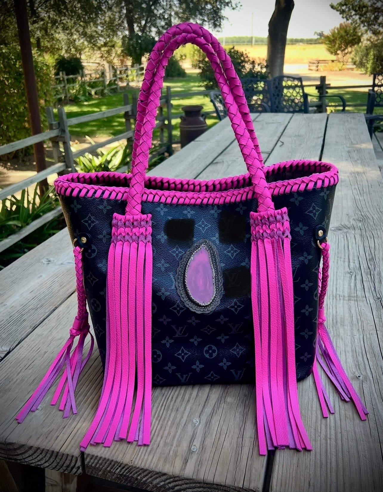 Black mono w/hot pink