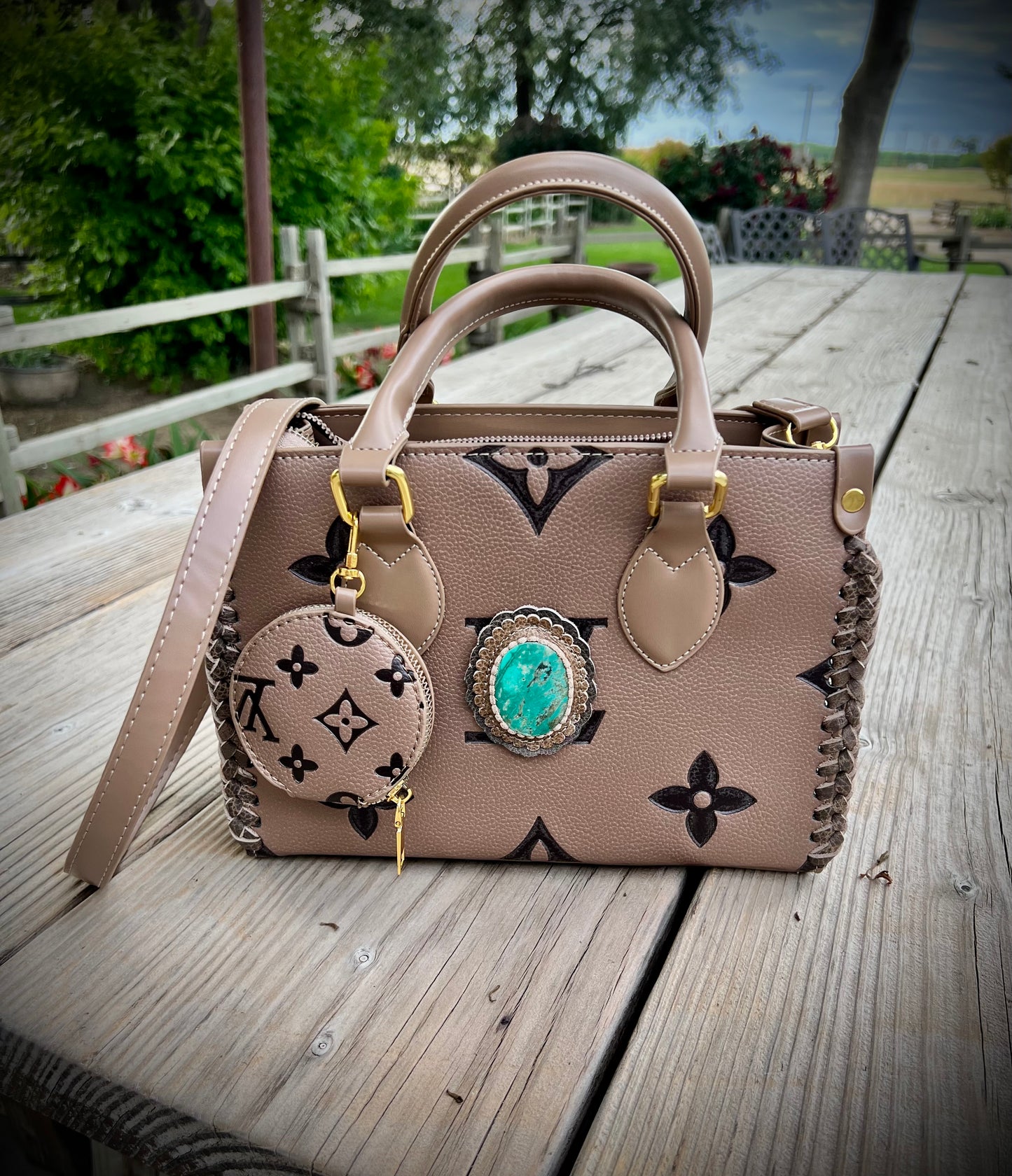 Taupe On The Go